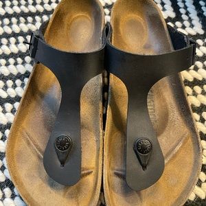 Birkenstock’s Gizeh sandals
